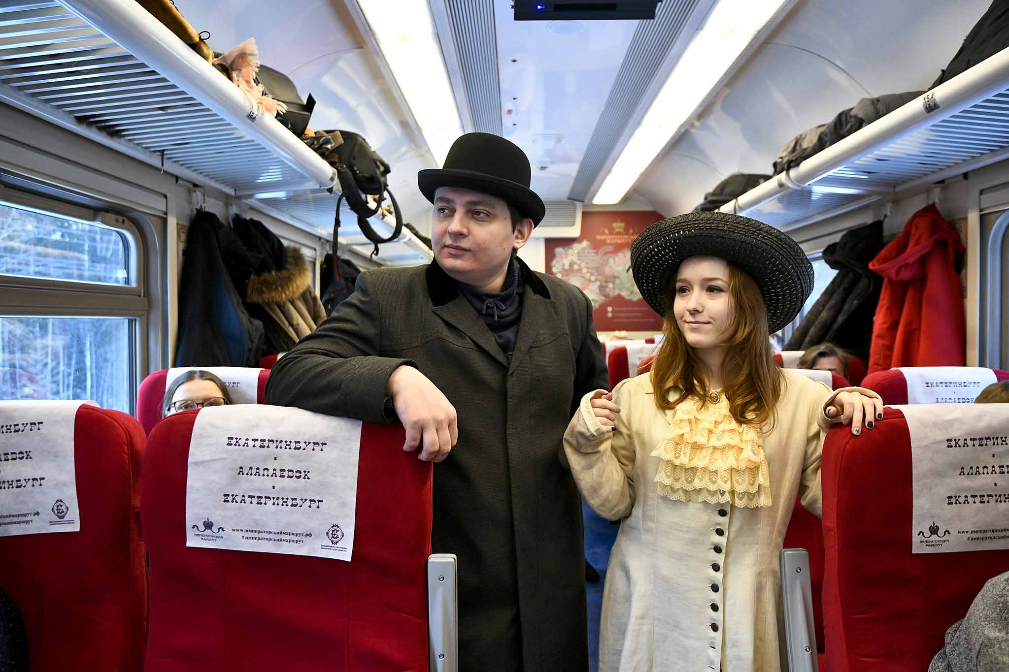 актеры в костюмах горожан времен начала 20 века