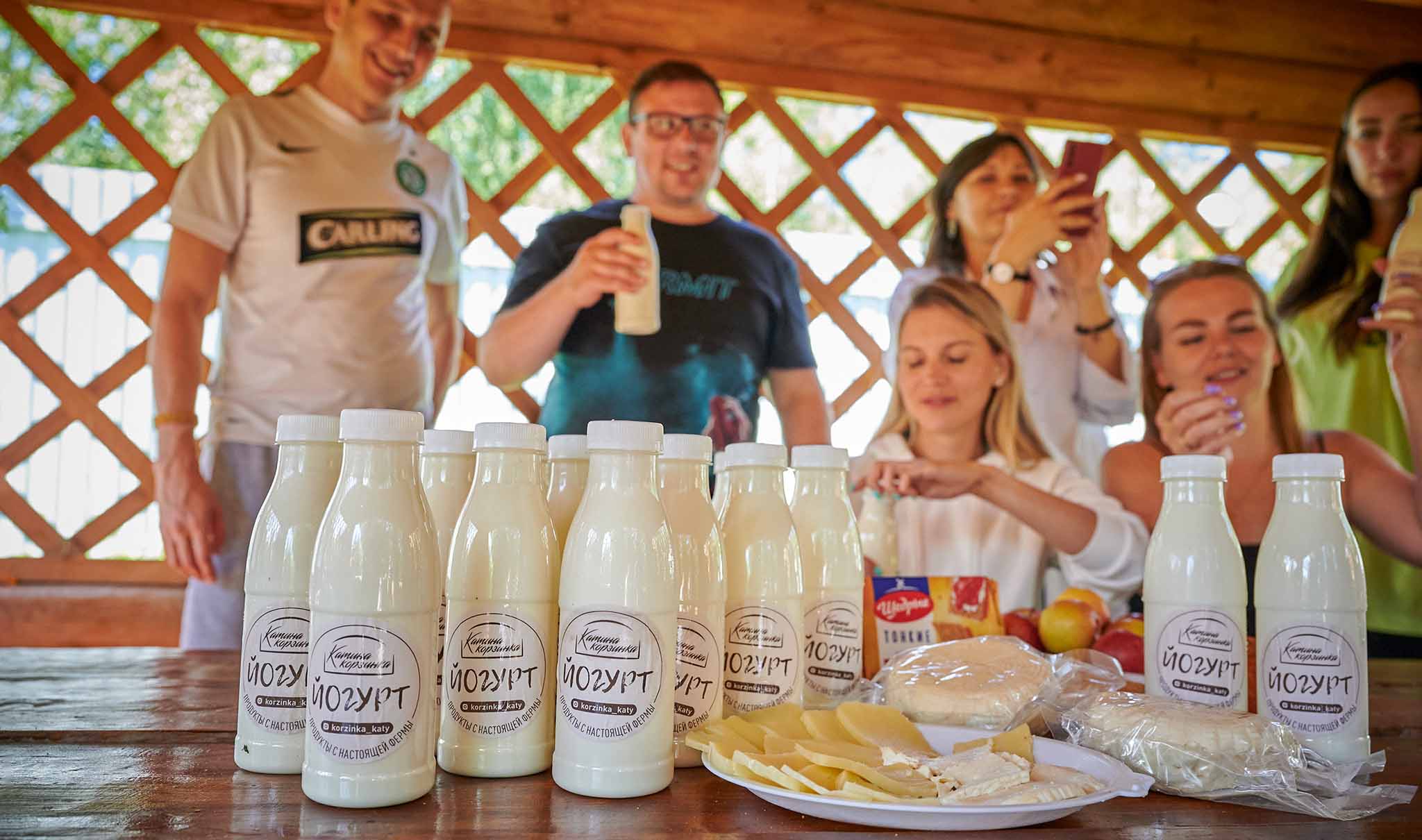 бутылки йогурта на столе