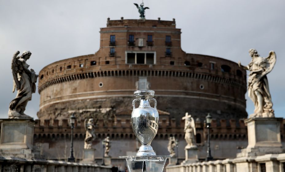 Кубок Анри Делоне на фоне замка Святого Ангела в Риме. Фото: Reuters