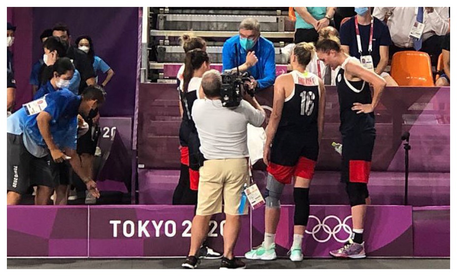 Президент МОК Томас Бах спокойно общался с российскими олимпийцами. Многим это не нравилось. Фото: ОКР