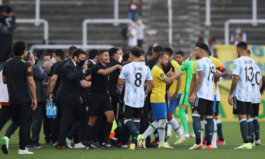 Полиция остановила матч отбора ЧМ-2022 Бразилия - Аргентина. Фото: Reuters