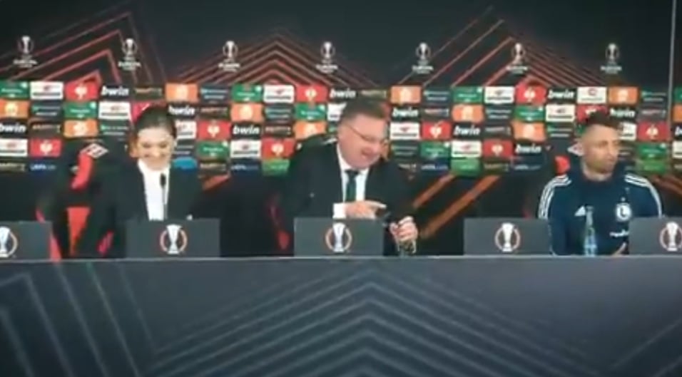 Тренер польской «Легии» Чеслав Михневич пришел на пресс-конференцию в хорошем настроении. Фото: Cкриншот Твиттер «Легии»