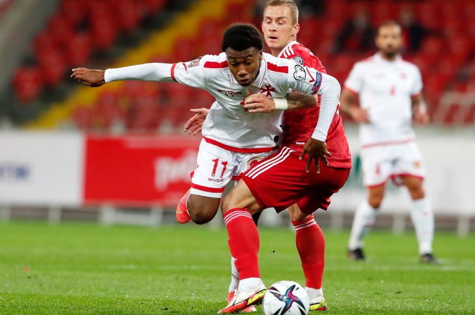 Дмитрий Баринов изо всех сил сдерживает соперника. Фото: Reuters