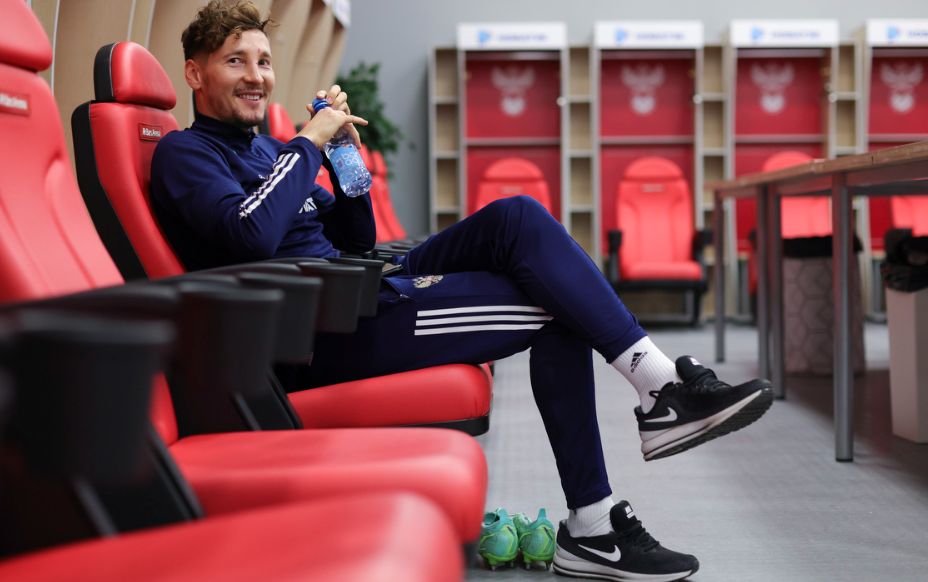 Далер Кузяев с капитанской повязкой вывел сборную России на матч со словаками. Фото: РФС