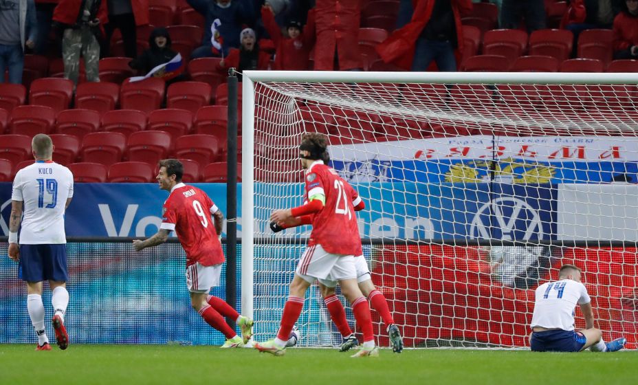 Сборная России празднует автогол Шкриньяра. Фото: Reuters