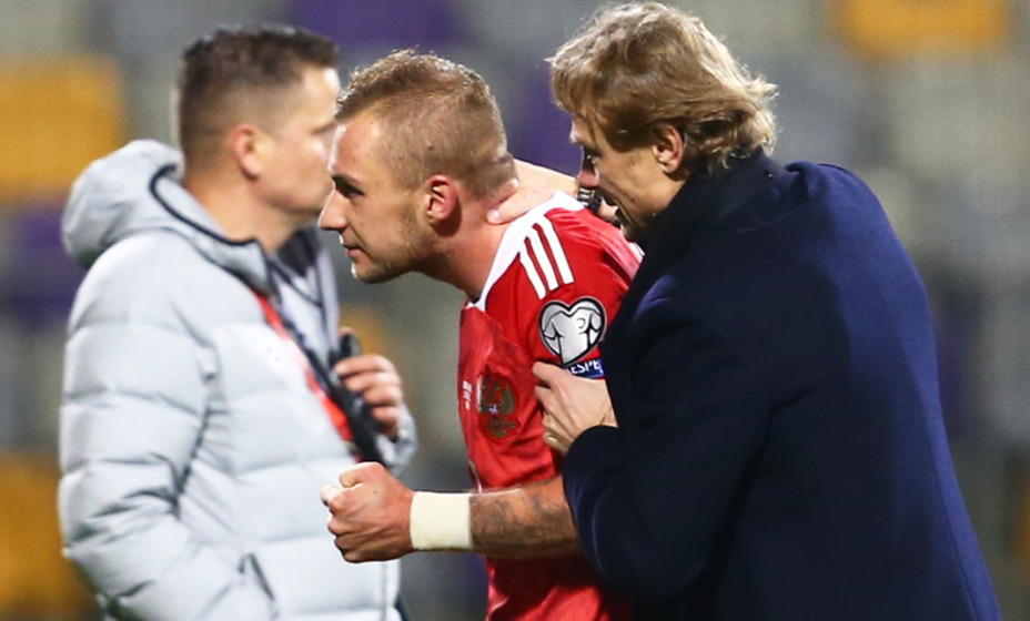 Главный тренер сборной России Валерий Карпин держит своих игроков в «ежовых рукавицах». Фото: Reuters