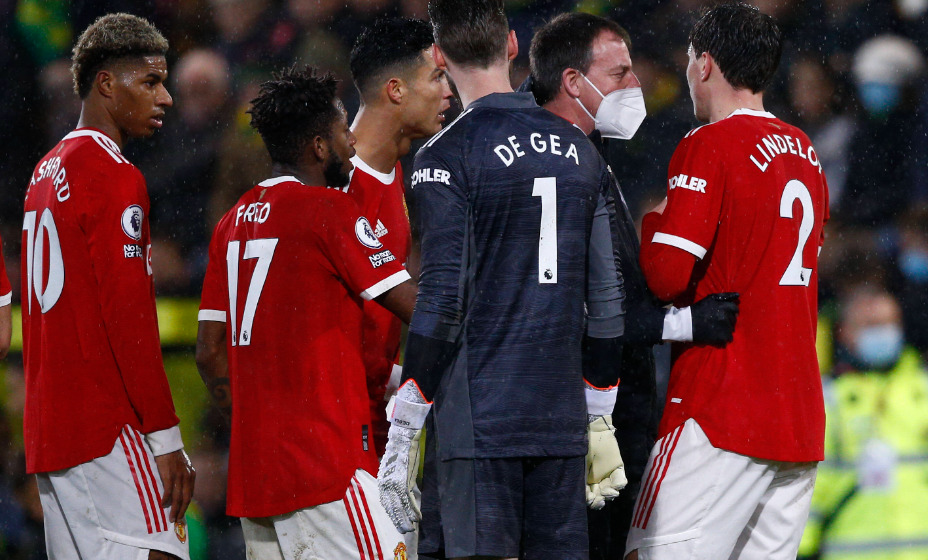 Виктору Линделефу стало плохо во время матча 16-го тура АПЛ. Фото: Global Look Press