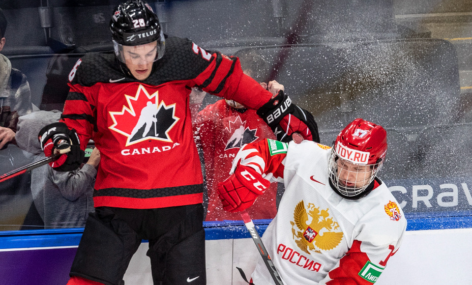 Матвей Мичков и молодежная сборная России уступила канадцам в контрольном матче перед ЧМ. Фото: Global Look Press