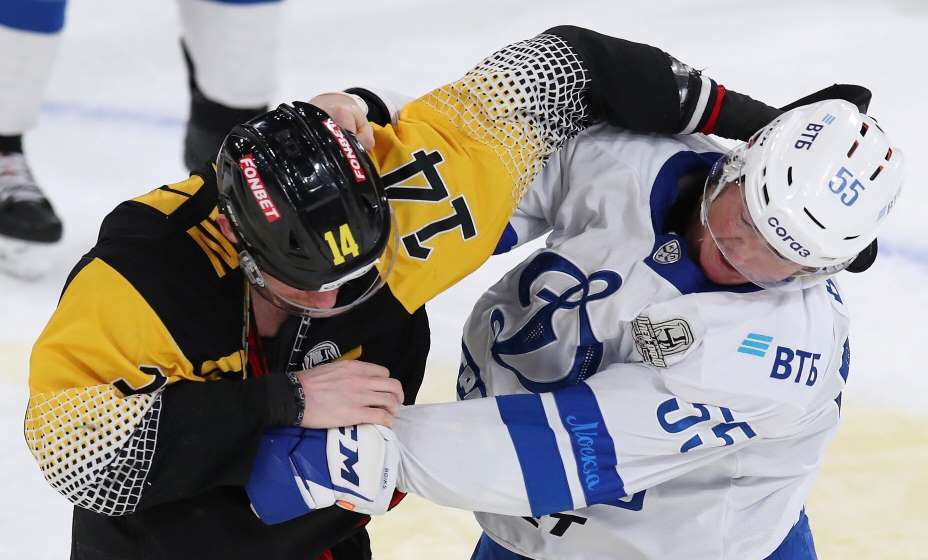 Хоккеисты «Динамо» и «Северстали» высекают друг из друга искры. Фото: VK ХК «Динамо» Москва