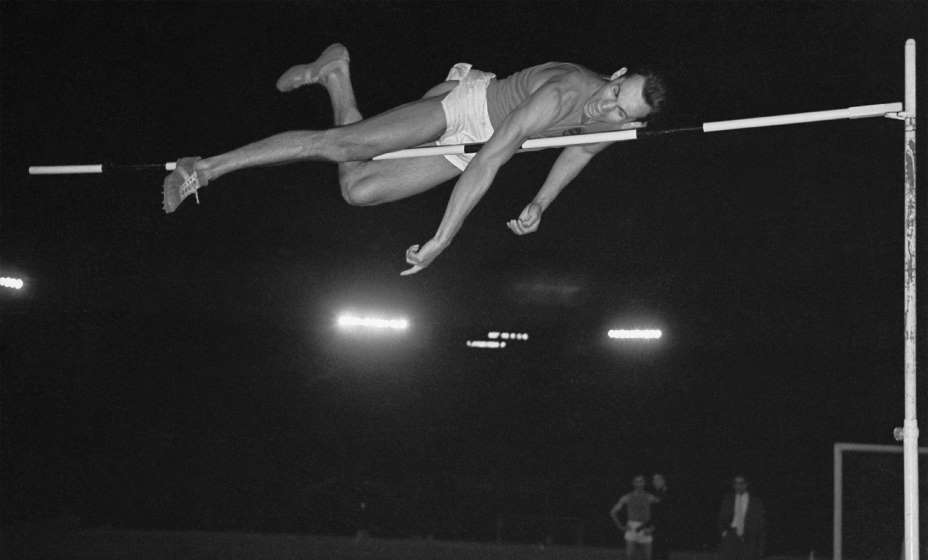 18-летний спортсмен Валерий Брумель в 1960 году установил европейский рекорд в прыжках в высоту - 2 метра 17 см. Фото: ТАСС