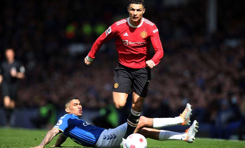 Роналду привык идти на поле напролом, но за его пределами он явно поступил плохо, обидев мальчика-аутиста. Фото: Reuters 