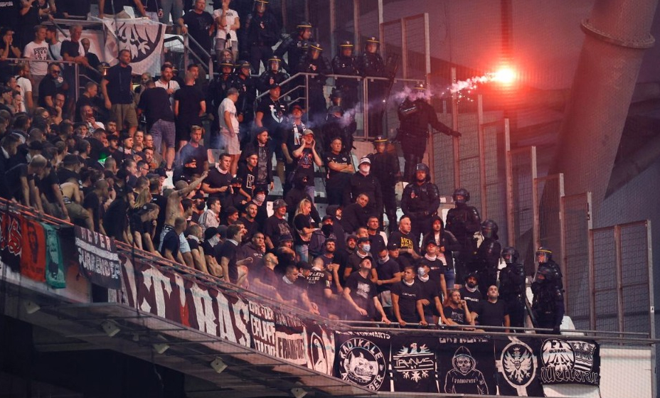 Болельщики устроили массовые беспорядки перед матчем ЛЧ «Марсель» — «Айнтрахт».
Фото: Reuters