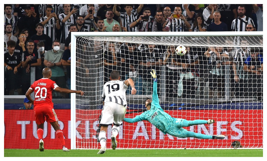 Мариу забивает свой первый гол с пенальти в ворота «Ювентуса». Фото: Reuters
