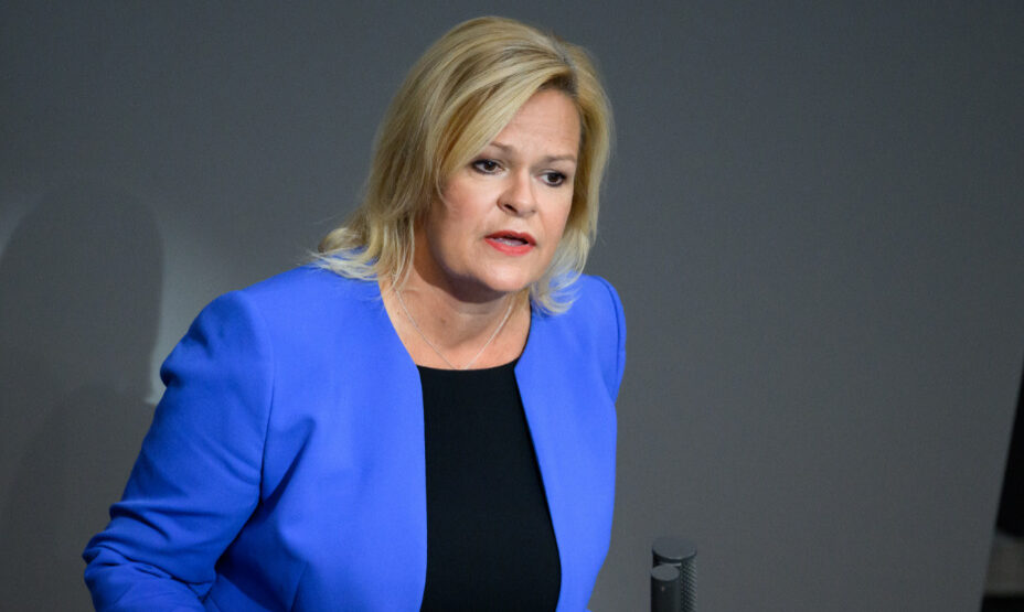 Нэнси Фезер