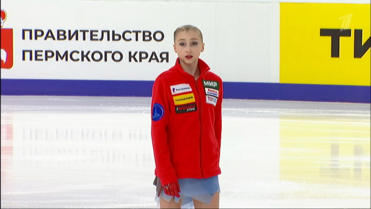 Фигуристка Софья Муравьева перед началом произвольной программы на Гран-При России в Перми. Фото: стоп-кадр эфира