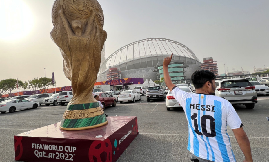 Катар-2022 будет рад всем флагам, кроме радужного. Фото: Reuters