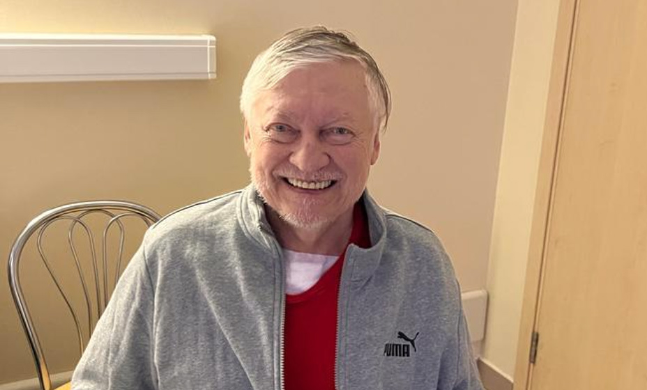 Анатолий Карпов в превосходном настроении возвращается домой из больницы. Фото: личный архив