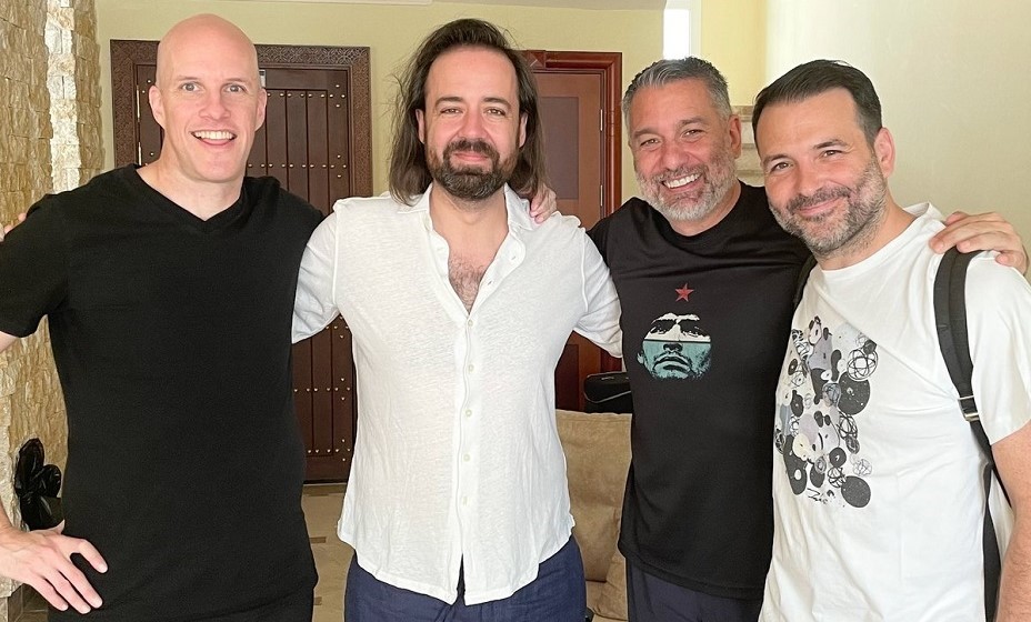 Грант Валь (крайний слева) с коллегами во время работы в Катаре. Социальные сети Гранта Валя