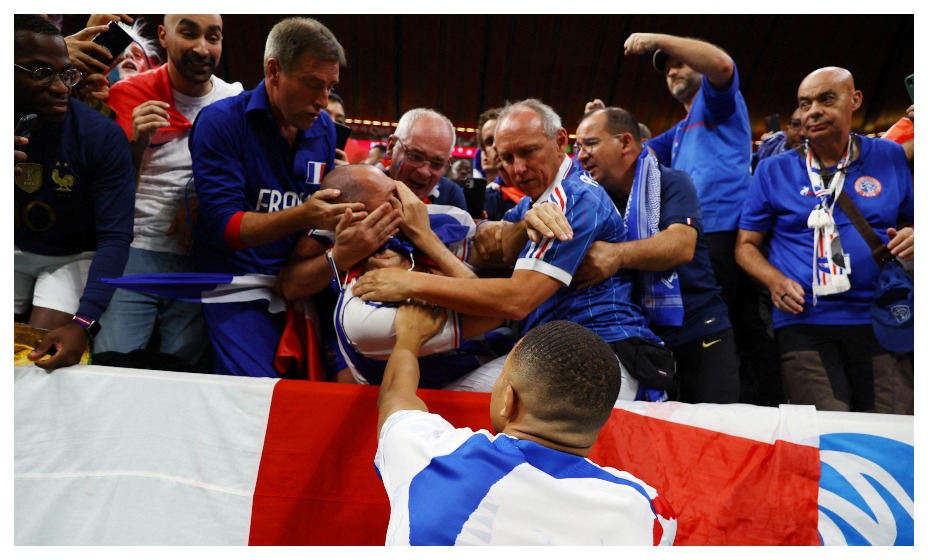 Килиан Мбаппе случайно мячом попал в болельщика на трибунах. Фото: Reuters