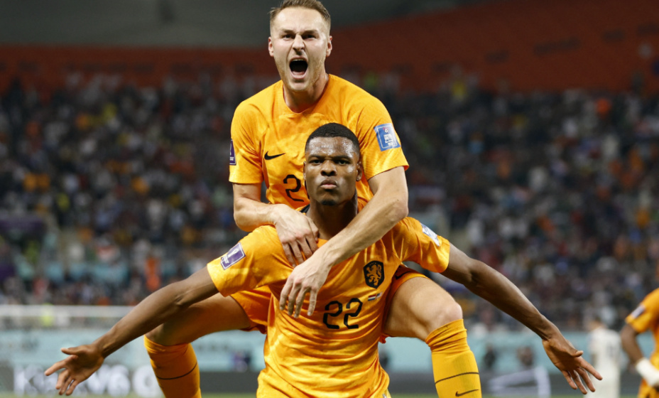 Орнажевое настроение. Сборная Нидерландов сделал еще один шаг к своей цели. Фото: Reuters