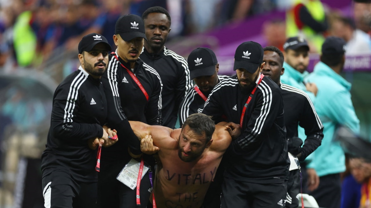 Блогер Виталий Здоровецкий выбежал на поле во время матча ЧМ-2022. Фото: REUTERS