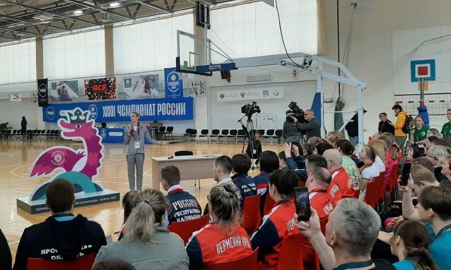 Семикратная олимпийская чемпионка Светлана Ромашина встретилась с участниками Единых Игр Специальной Олимпиады. ФОто: Денис Вдовин