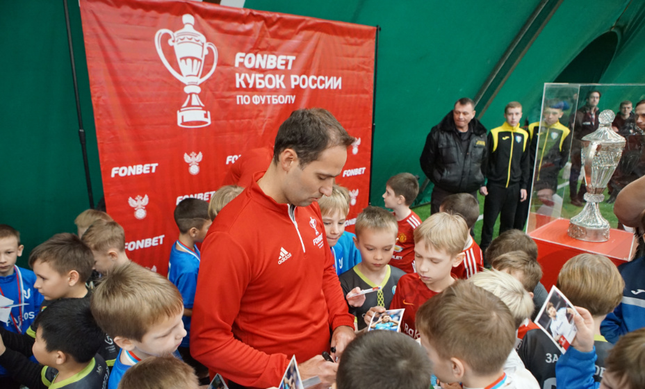 За один только день в Ульяновске Роман Широков раздал тысячу автографов. Фото: РФС