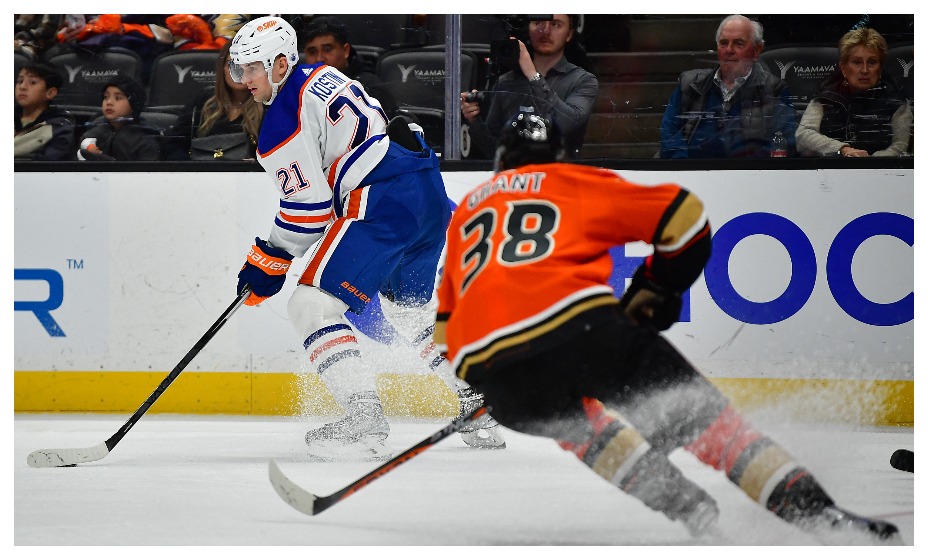 Клим Костин (на фото №21) набрал два очка в 100-м матче НХЛ. Фото: Reuters