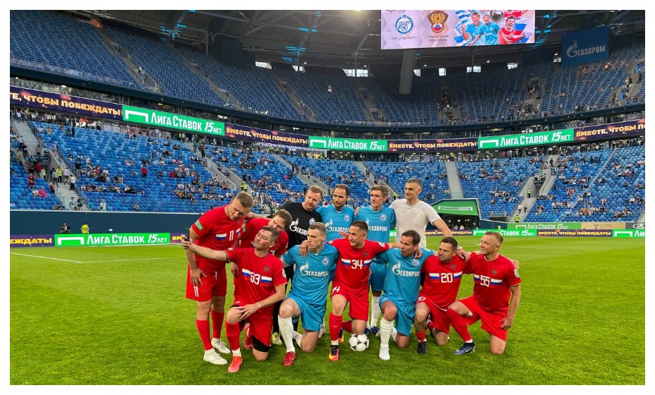 Динияр Билялетдинов сделал памятное фото ретро-матча. Фото: Денис Акинин, КП Спорт