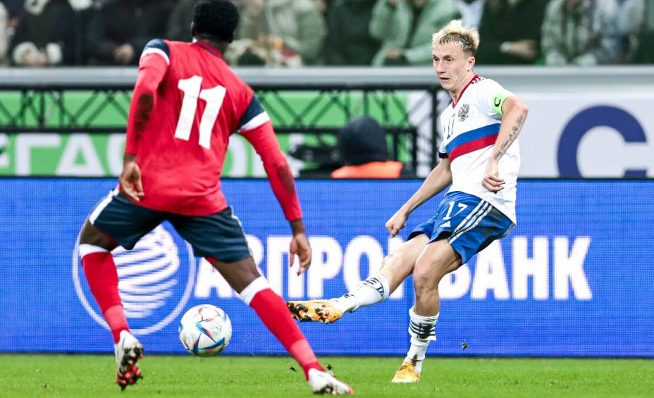 Александр Головин вывел сборную России с капитанской повязкой. Фото: РФС