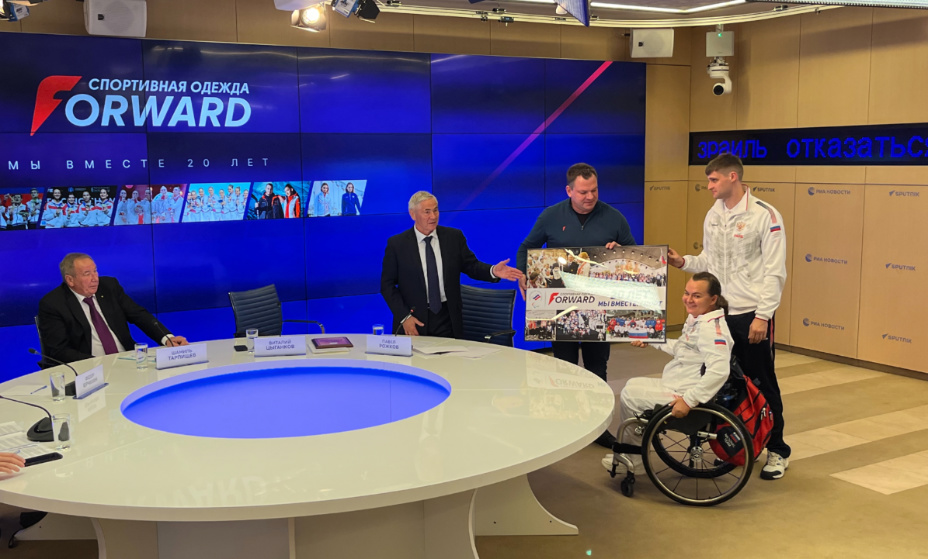 Наши паралимпийцы хотят соревноваться в российской форме. Фото: Оксана Бойко