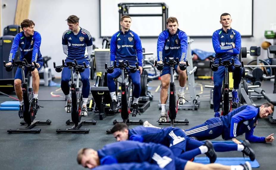 Игроки сборной после занятий валятся с ног. Фото: телеграм-канал РФС