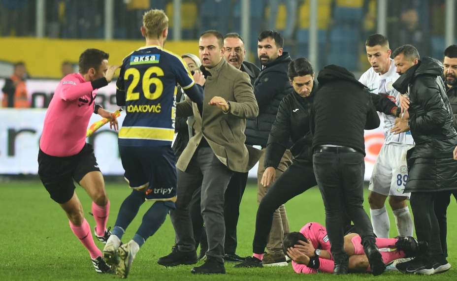 Судью Халила Умута Мелера избили на поле во время матча чемпионата Турции. Фото: Reuters