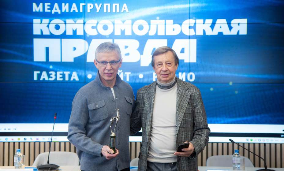 Футбольный тренер Юрий Семин вручил главному тренеру хоккейного «Торпедо» «Серебряную лань». Фото: Оксана Зуйко, КП