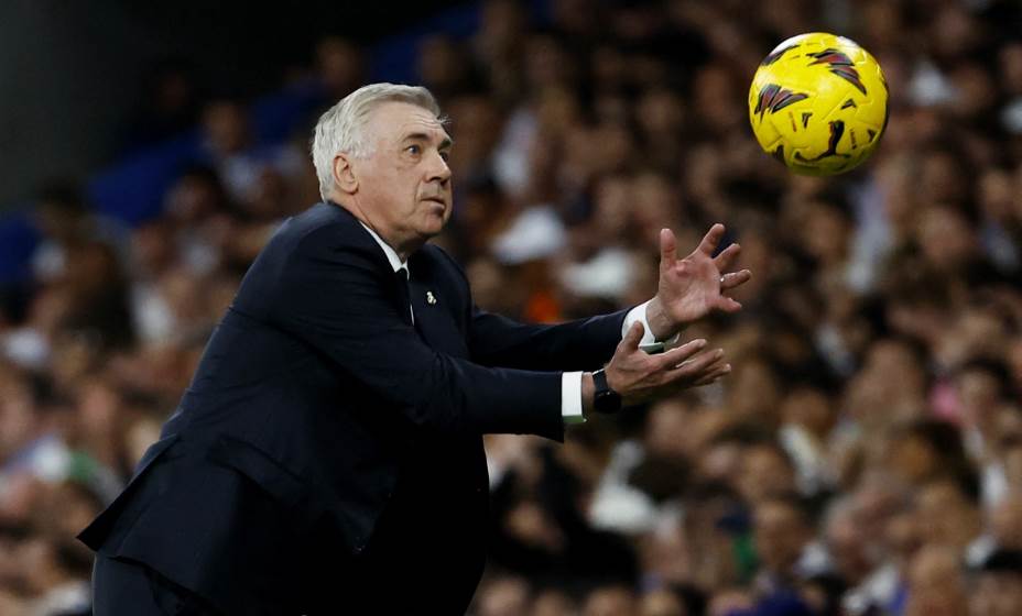 Карло Анчелотти показывает своему вратарю Лунину как надо ловить мяч. Фото: Reuters
