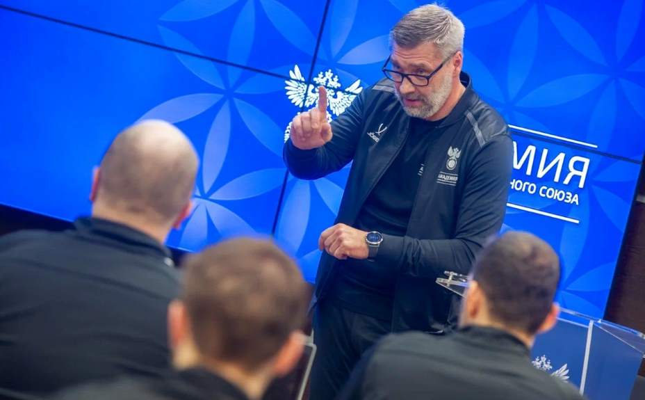 Сергей Овчинников не знает отчего  российским футболистам не удалось добиться больших успехов со сборной России. Фото: Global Look Press