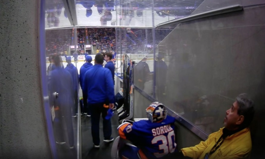 Сорокин корил себя за поражение и не стал даже садится с товарищами по команде. Фото: кадр из соцсетей