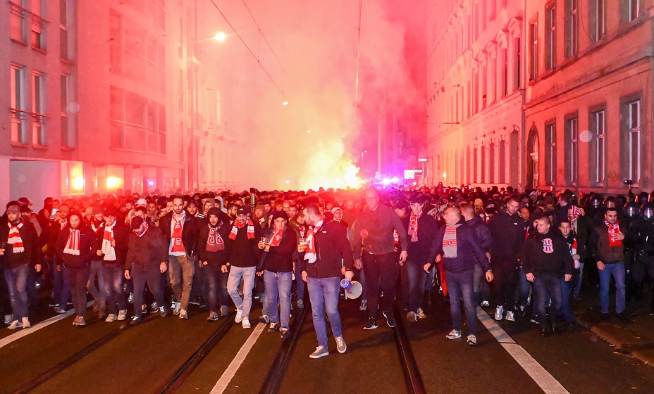 Сербские болельщики подрались на Евро из-за албанского флага. Фото: Global Look Press