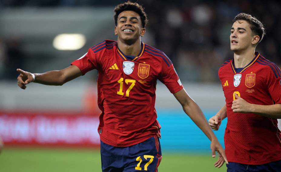 Ламин Ямаль подарил себе на 17-летие кубок чемпионов Европы. Фото: Reuters