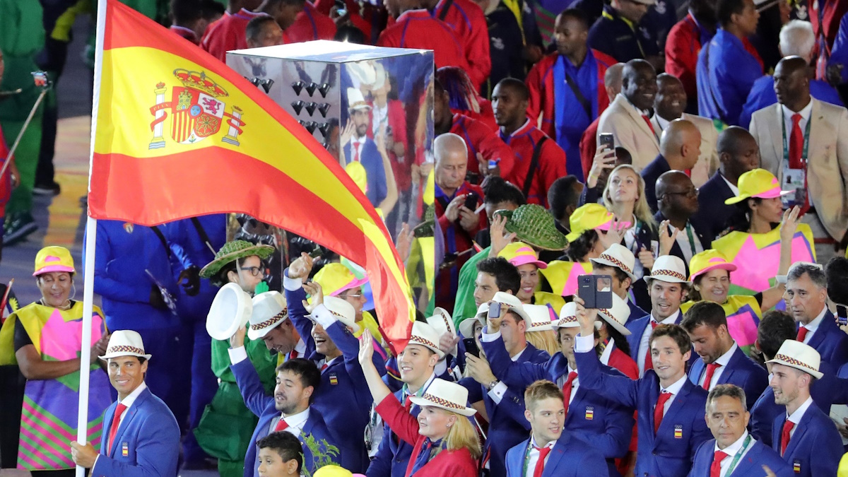 Flag bearer Rafael Nadal of Spain carries the national flag during the opening ceremony of the Rio 2016 Olympic Games at the Maracana stadium in Rio de Janeiro, Brazil, 5 August 2016. Photo: Michael Kappeler/dpa