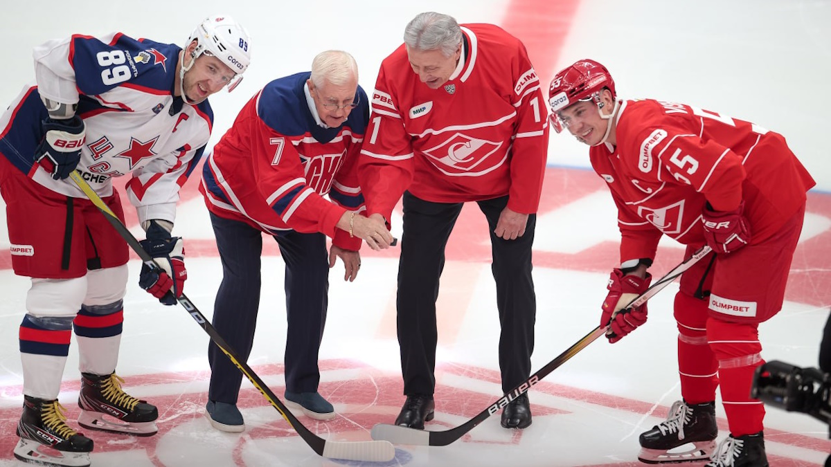 Борис Михайлов и Александр Якушев на вбрасывании перед игрой Спартак - ЦСКА. Фото: пресс-служба ХК Спартак (Москва)