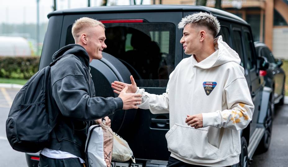 Константин Тюкавин приехал в сборную России больным, а Андрей Мостовой пожелал ему здоровья. Фото: РФС