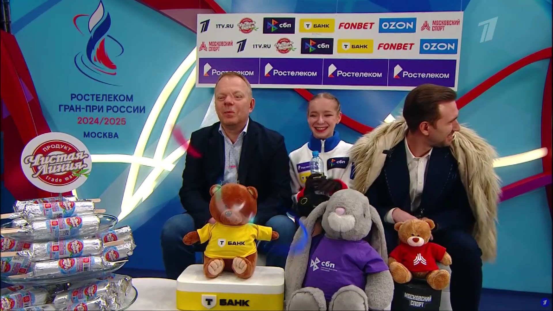 Даниил Глейхенгауз в шубе Алины Загитовой. Фото: стоп-кадр прямого эфира 