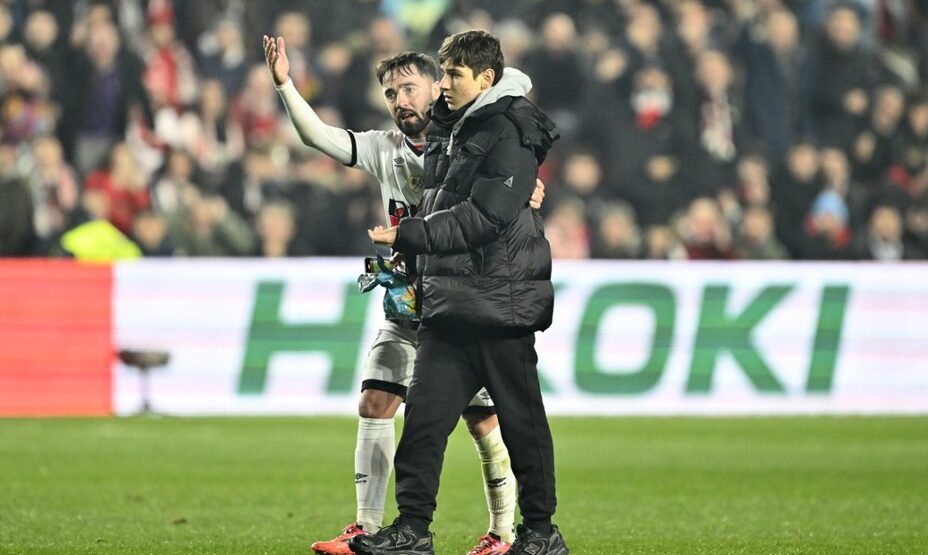 Фанат с чипсами прорвался на поле, фото соцсети