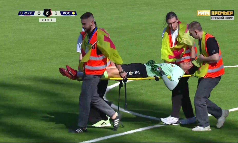 Вратаря Ростова унесли на носилках, фото снимок экрана