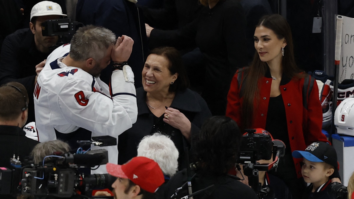 Александр Овечкин с мамой и своей любимой женой. Фото: REUTERS