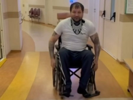 Боец ММА Александр Емельяненко передвигается на инвалидной коляске. Фото: Соцсети Александра Емельяненко