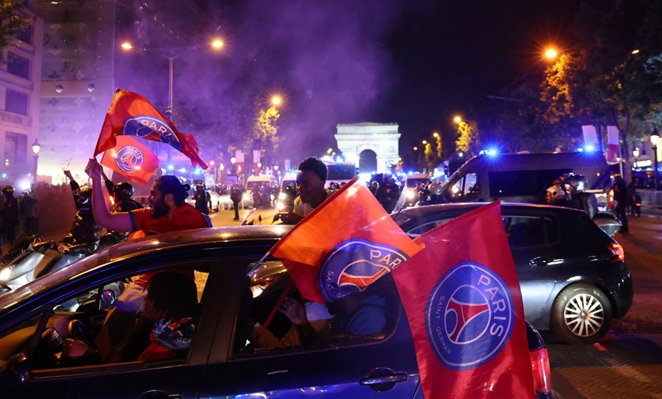 Машина в Париже въехала в толпу фанатов «ПСЖ». Фото: Reuters