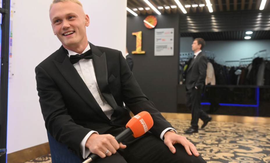 Константин Тюкавин пришел на премию в смокинге, который получил на