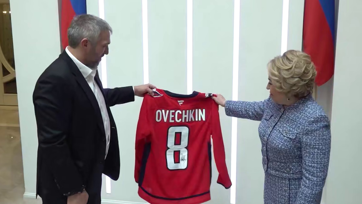 Александр Овечкин и Валентина Матвиенко. Фото: телеграм-канал Совета Федерации